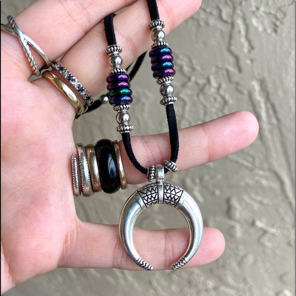 Lunula crecent up side down moon horn necklace - Picture 4 of 11